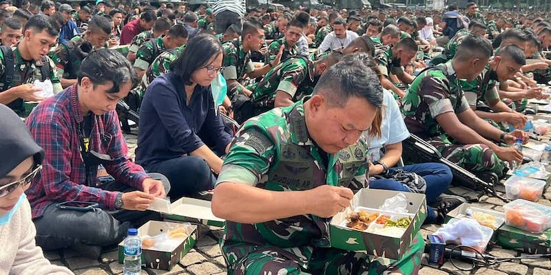 Jenderal Dudung Cuek Makan Nasi Kotak Bareng Prajurit di Pelataran Monas