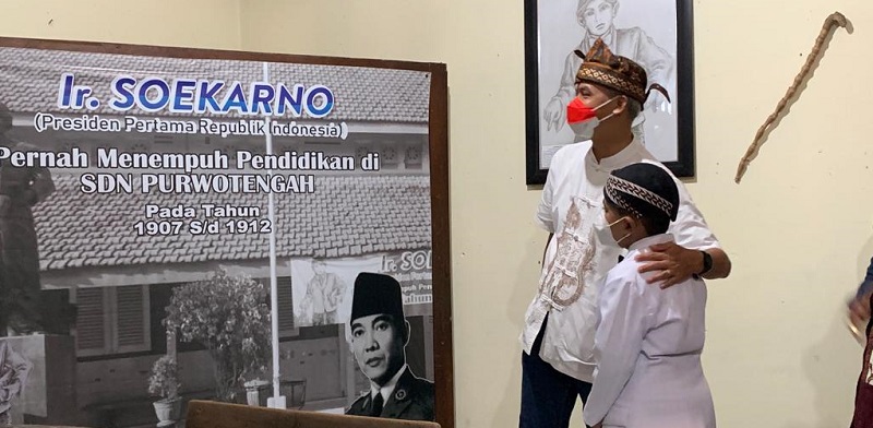 Ganjar Bertemu Kusno, Begini Pesan Penting saat Napak Tilas di Sekolah Soekarno