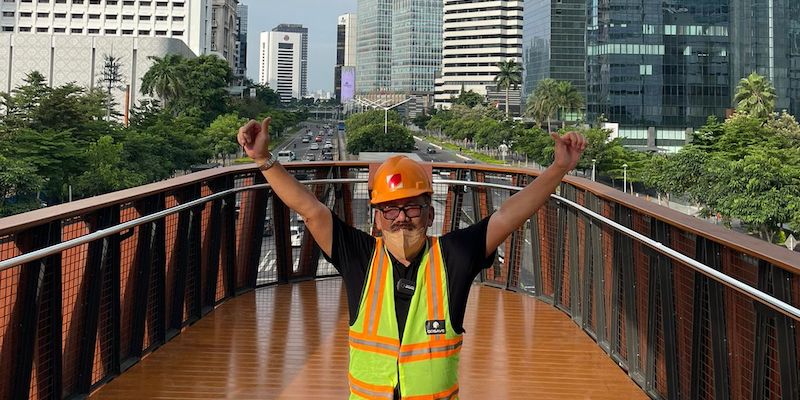 Ilham Bintang bergaya di jembatan penyeberangan orang (JPO) Phinisi/Ist