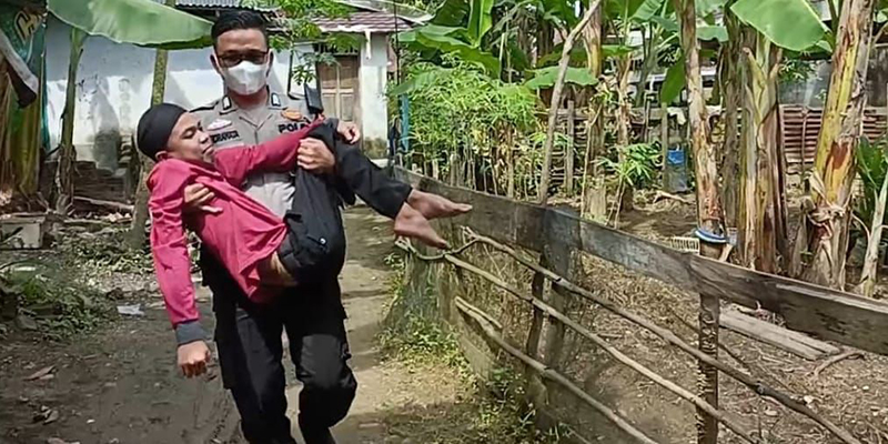 Sisihkan Gajinya, Bripka Ripal Bopong Warga Penderita Lumpuh ke Rumah Sakit
