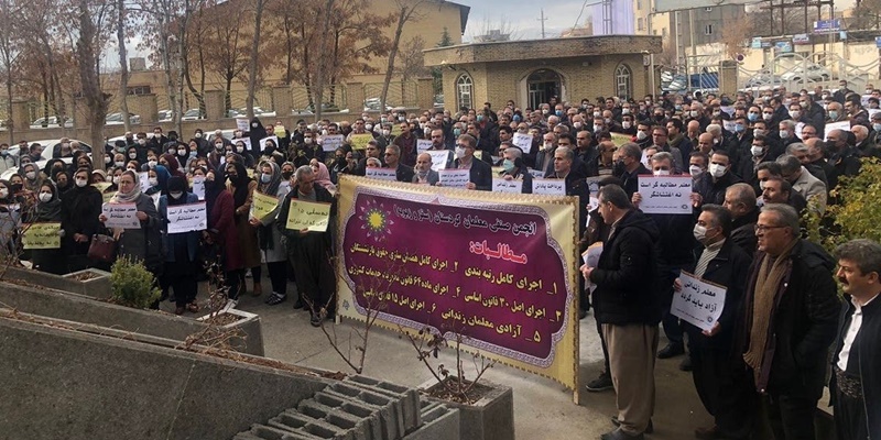 Tuntut Kenaikan Gaji, Ratusan Guru Kepung Sejumlah Kota di Iran