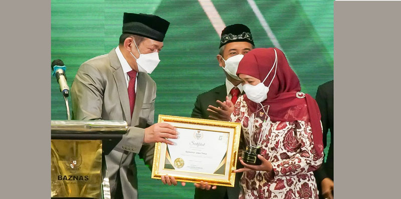 Peduli Gerakan Zakat, Khofifah Terima Penghargaan Baznas Award 2022
