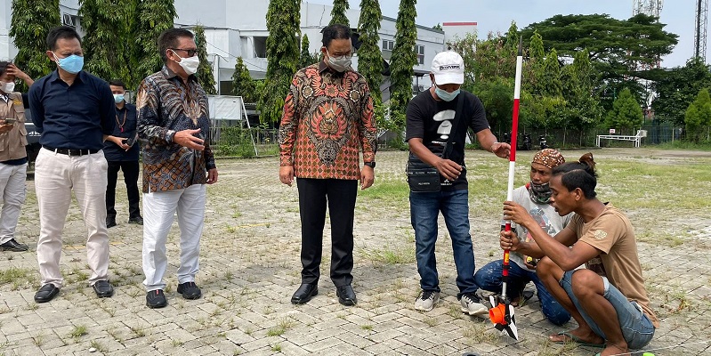 Gubernur DKI Jakarta Anies Baswedan saat mendatangi lokasi pembangunan Masjid At Tabayyun di Taman Villa Meruya, Jakarta Barart/RMOL
