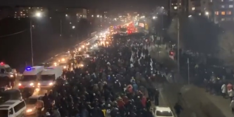 Demo Kenaikan Harga Bahan Bakar Gas Rusuh, Puluhan Mobil Polisi Dibakar Massa