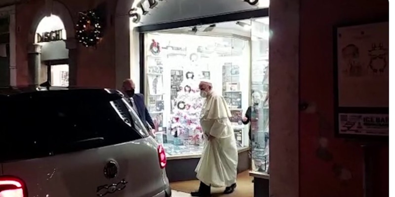 Diam-diam Kunjungi Toko Kaset di Roma, Paus Fransiskus Dapat Hadiah CD Klasik
