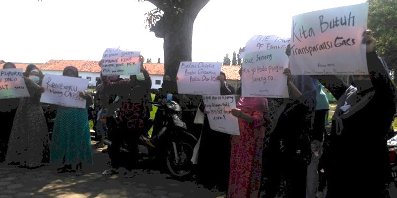Gegara Bansos Nyasar, Puluhan Emak-emak Geruduk Balai Desa di Pekalongan