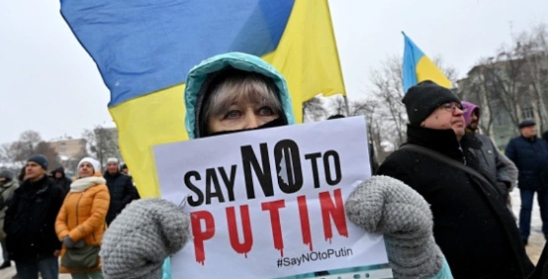 Dukung Protes di Kazakhstan, Pengunjuk Rasa Ukraina: <i>Say No To Putin!</i>