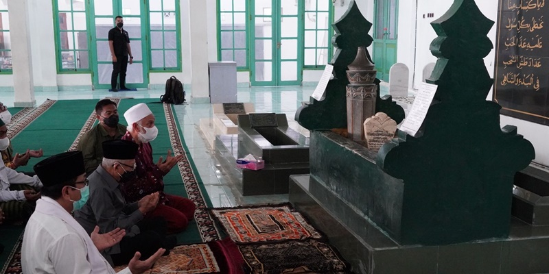 Ziarah ke Makam Pendiri Al Khairaat, Maruf Amin Selipkan Dialog Ekonomi Keumatan