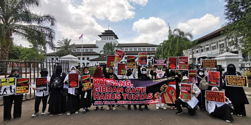 Geruduk DPRD Jabar, Emak-emak Bentangkan Spanduk â€œKaesang-Gibran Gate Harus Tuntas, Jika Tidak Jokowi Mundurâ€