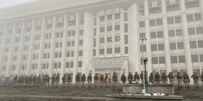 Tentara di depan gedung parlemen Karzakhstan yang dikabar massa/Net