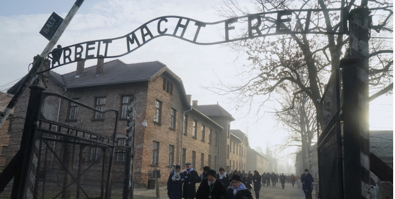 Lelucon Hormat Nazi Berujung Penangkapan di Kamp Auschwitz