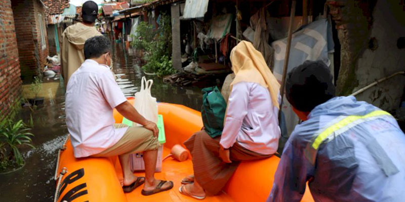 Banjir Tak Kunjung Surut, Ratusan Warga Kota Pekalongan Terpaksa Mengungsi