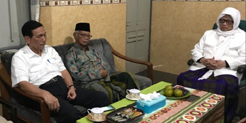Luhut Binsar Pandjaitan saat bertemu Pengasuh Ponpes Al Amin, Kediri KH Anwar Iskandar (tengah) dan Pengasuh Ponpes Lirboyo KH Anwar Manshur/Ist