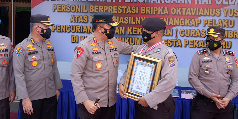 Kapolda Riau Beri Penghargaan Hingga Tiket Sekolah ke Polisi yang Tabrakkan Diri ke Motor Jambret