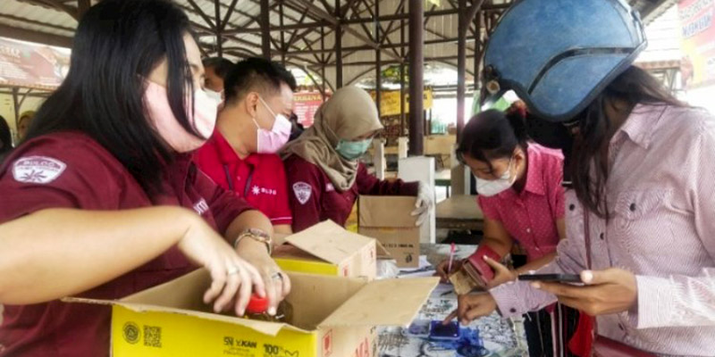 Cegah Aksi Borong, Warga Solo Wajib Celup Jari ke Tinta Usai Beli Minyak Goreng