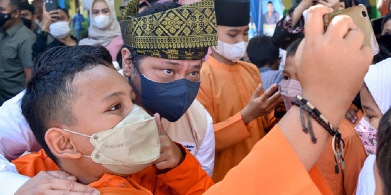 Tinjau Vaksinasi di Riau, Airlangga Perluas Cakupan Vaksinasi Anak