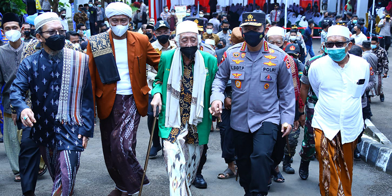 Di Tengah Ulama Banten, Jenderal Sigit Saksikan Langsung Mereka Divaksin