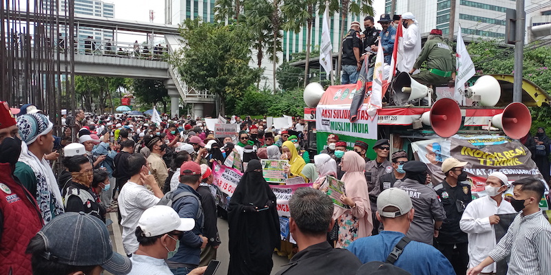Massa dari GNPF Ulama, PA 212, dan ormas lain menggelar demo di depan Kedutaan Besar India untuk Indonesia di Kuningan, Jakarta Selatan/RMOL