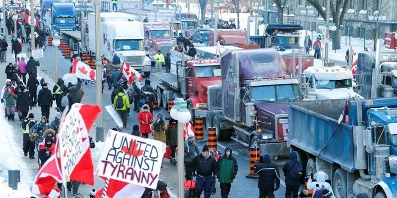 Bubarkan Blokade Truk di Depan Parlemen, Polisi Kanada Gunakan Semprotan Merica dan Granat Kejut