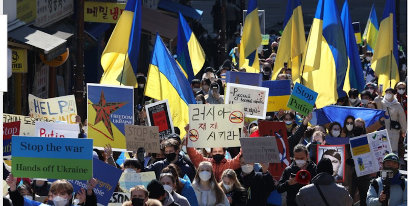 Ratusan Orang di Korsel Turun ke Jalanan Seoul Membawa Tulisan 