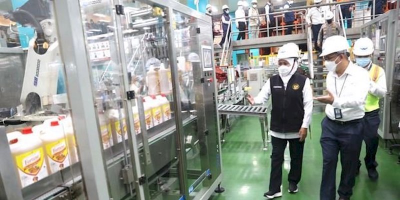 Datangi Pabrik Langsung, Khofifah Temukan Penyebab Kelangkaan Minyak Goreng