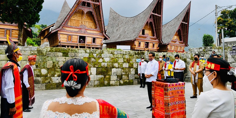 Hari Kedua di Sumut, Jokowi Bagikan SK Hutan Sosial dan Tanam Pohon Bareng Luhut