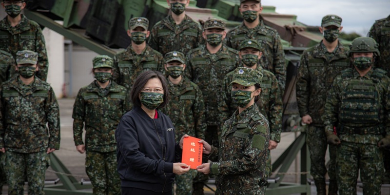 Rayakan Tahun Baru Imlek, Tsai Ing-wen Kunjungi Pangkalan Rudal Patriot Angkatan Udara