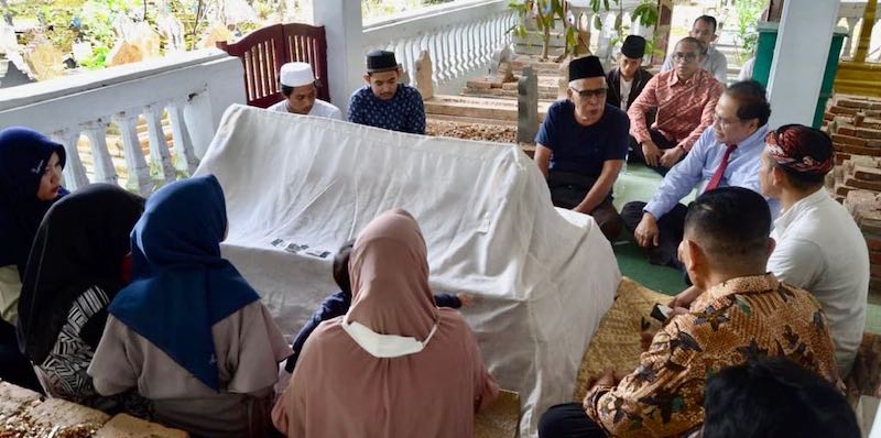 DR. Rizal Ramli berziarah ke makam ulama besar dan pengasuh pondok pesantren ternama, Buntet, Cirebon, Jawa Barat, KH Abdullah Abbas, Minggu (27/2).