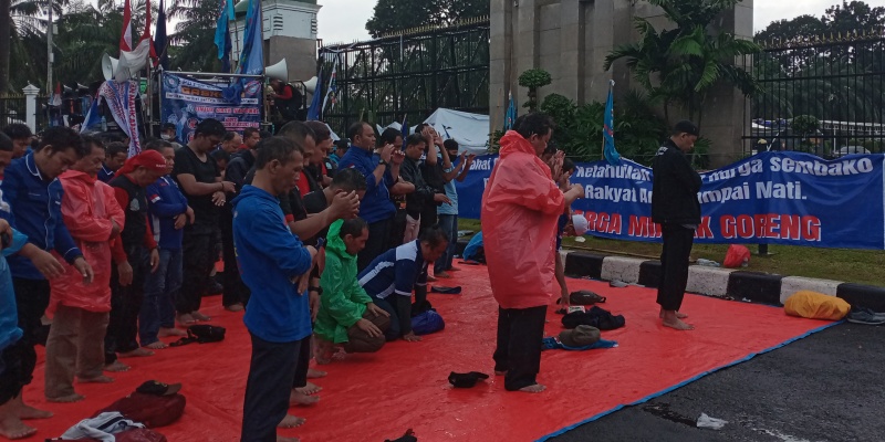 Konfederasi Serikat Pekerja Seluruh Indonesia (KSPSI) melaksanakan Shalat berjemaah di depan Gedung DPR RI/RMOL
