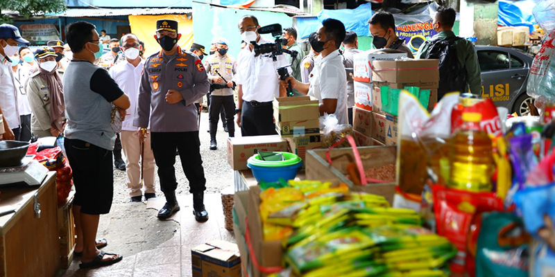 Blusukan ke Pasar Minggu, Kapolri Pastikan Stok Minyak Curah Aman untuk Warga