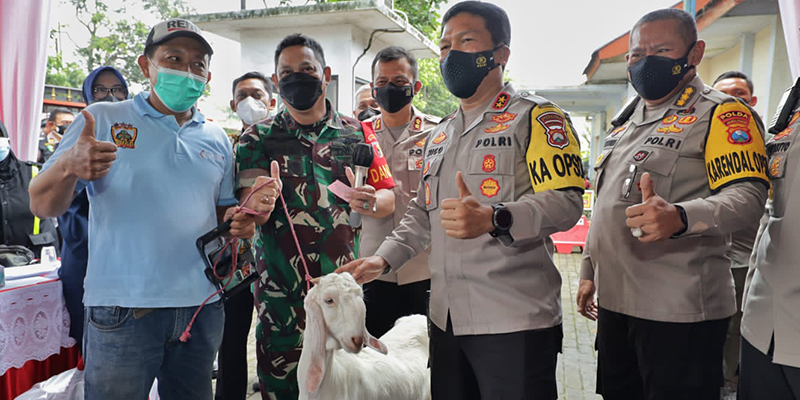 Gelar Vaksinasi Presisi, Kapolda Jatim Hadiahi Kambing ke Peserta Vaksin