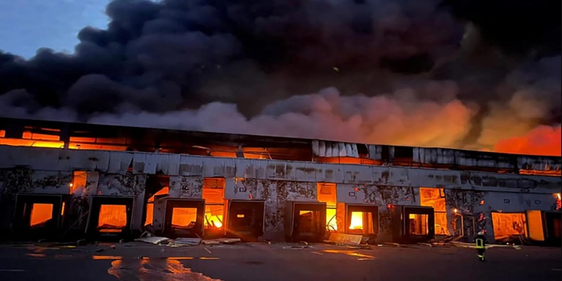 Invasi Rusia ke Ukraina Berlanjut, Satu Gudang Penyimpanan Produk Beku Hangus Terbakar