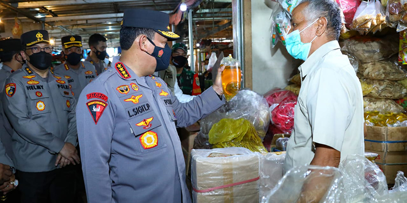 Pastikan Minyak Goreng ada di Lapangan, Kapolri Turun Langsung ke Pasar Tradisional