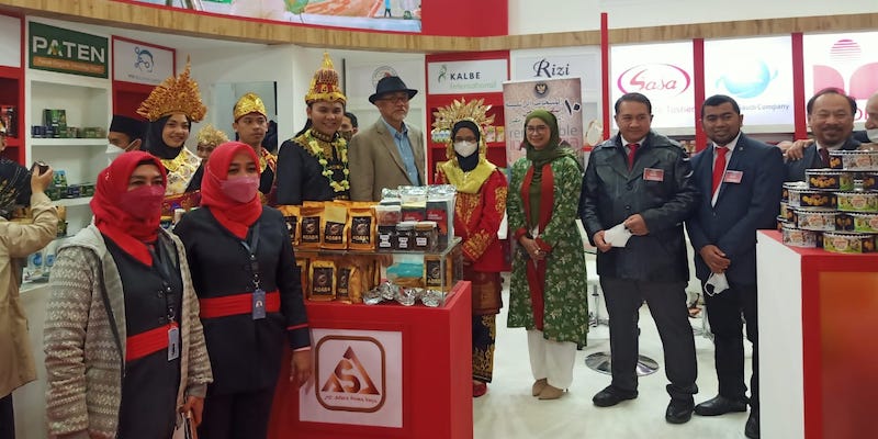 Dubes RI untuk Mesir Lutfi Rauf saat mengunjungi Paviliun Indonesia di Cairo Supermarket Expo 2022/KBRI Kairo