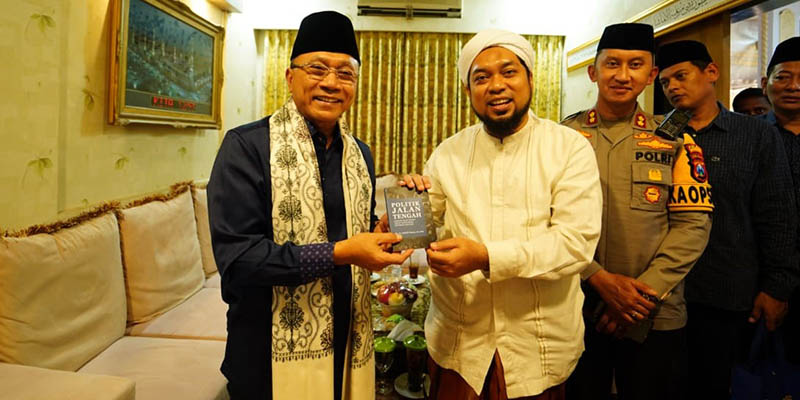 <i>Sowan</i> Kiai-kiai Jatim, Zulhas Promosikan Politik Jalan Tengah