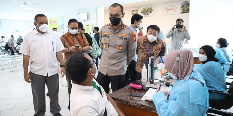 Genjot Vaksinasi Booster, Polres Tanjung Priok Sasar Karyawan Pabrik Minyak Goreng