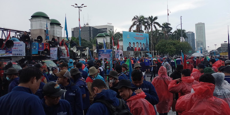 Guyuran Hujan Tidak Goyahkan Aksi KSPSI di Depan Gedung DPR