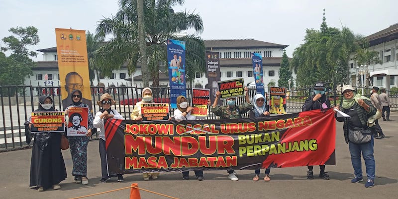 Kehabisan Akal Mengatur Dapur, Emak-emak Gelar Aksi Tuntut Jokowi Mundur di Gedung Sate
