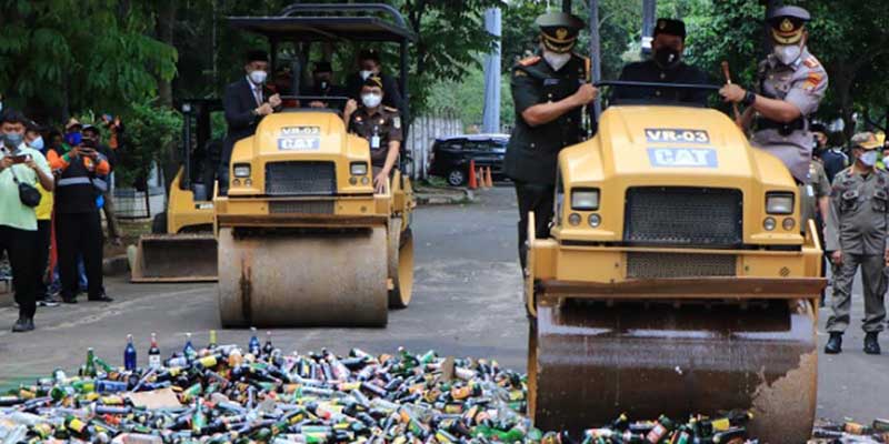 HUT ke-29 Kota Tangerang, Ribuan Botol Miras Dimusnahkan