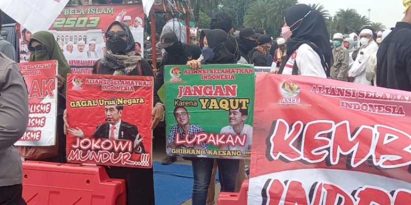 Massa Aksi 2503 Bentangkan Poster "Gagal Urus Negara, Jokowi Mundur"