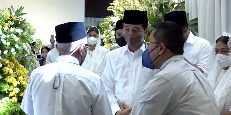 Presiden Jokowi Ikut Shalat Jenazah Arifin Panigoro, Anies dan Ridwan Kamil Juga Hadir