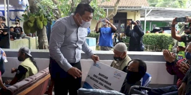 Wakil Bupati Malang Serahkan Bantuan Alkes dari DMI untuk Penyandang Disabilitas