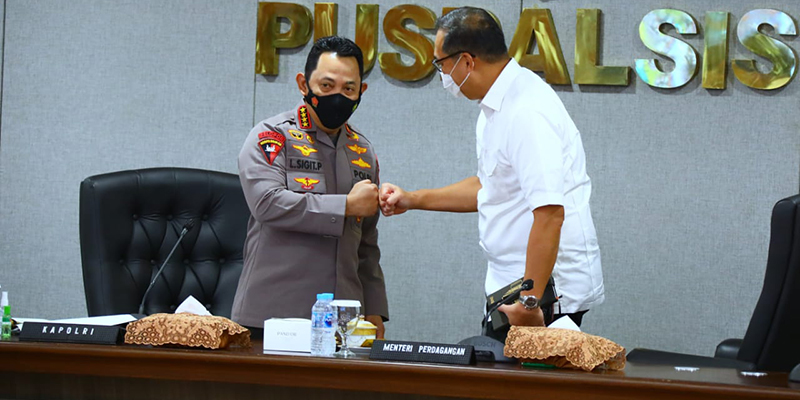 Kapolri Jenderal Listyo Sigit Prabowo bersama Menteri Perdagangan Muhammad Lutfi saat melakukan Vicon dengan Kapolda dan Kapolres seluruh Indonesia dari Mabes Polri/Ist