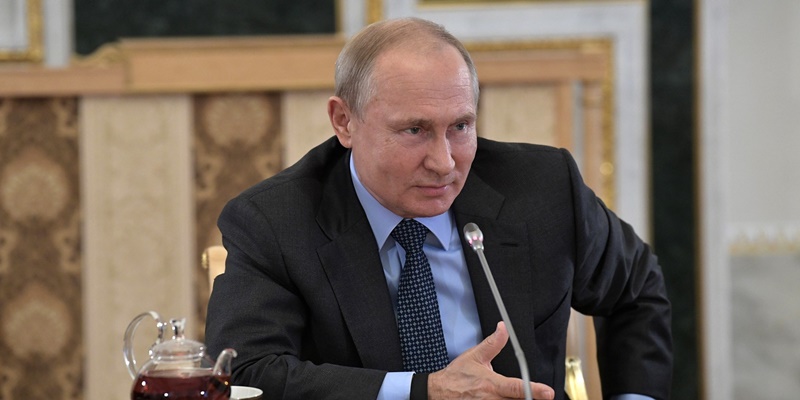 Komentator Politik AS: Rapat Umum Putin di Moskow Meniru Gaya Donald Trump