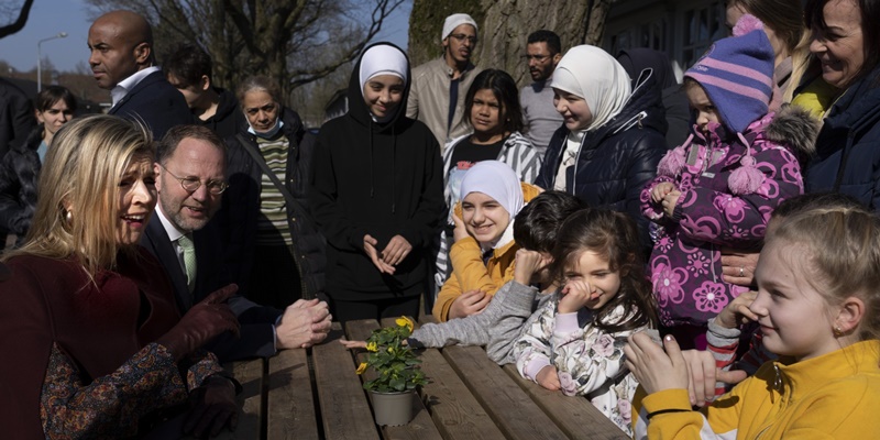 Raja dan Ratu Belanda Kunjungi Pengungsi Ukraina di Barak Militer