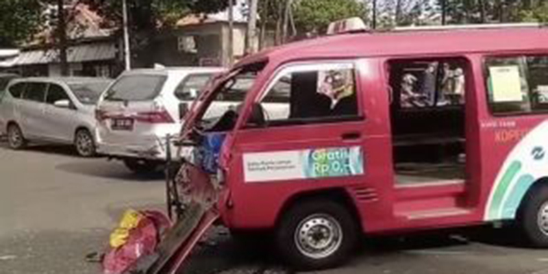 Gak Pakai Sirine, Mobil Damkar Hantam Angkot di Rawamangun