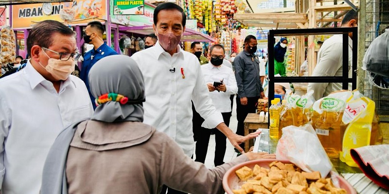 Sidak Pasar di Jateng, Jokowi Akui Harga Migor Rp 24 Ribu Per Liter dan Stok Minyak Curah Minim