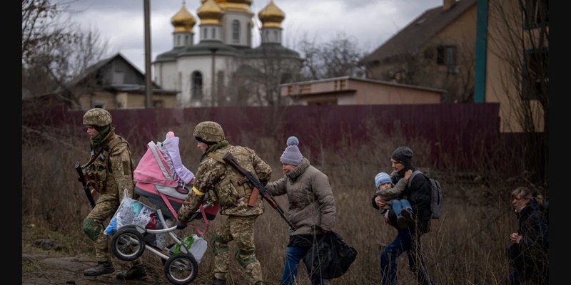 Krisis Ukraina: Penduduk Mariupol Terseok-seok Berjalan Kaki di Antara Desingan Peluru