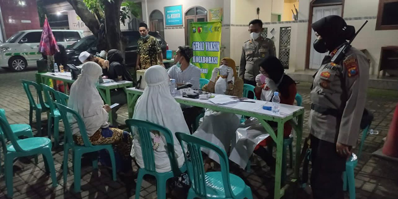 Gandeng Pengurus Masjid, Polda Jatim Genjot Vaksinasi Booster di Malam Hari