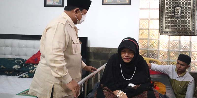 Dapat Kabar dari Habib Lutfi, Prabowo Jenguk Neng Sus dan Sampaikan Niat Bantu Perawatan di Jakarta